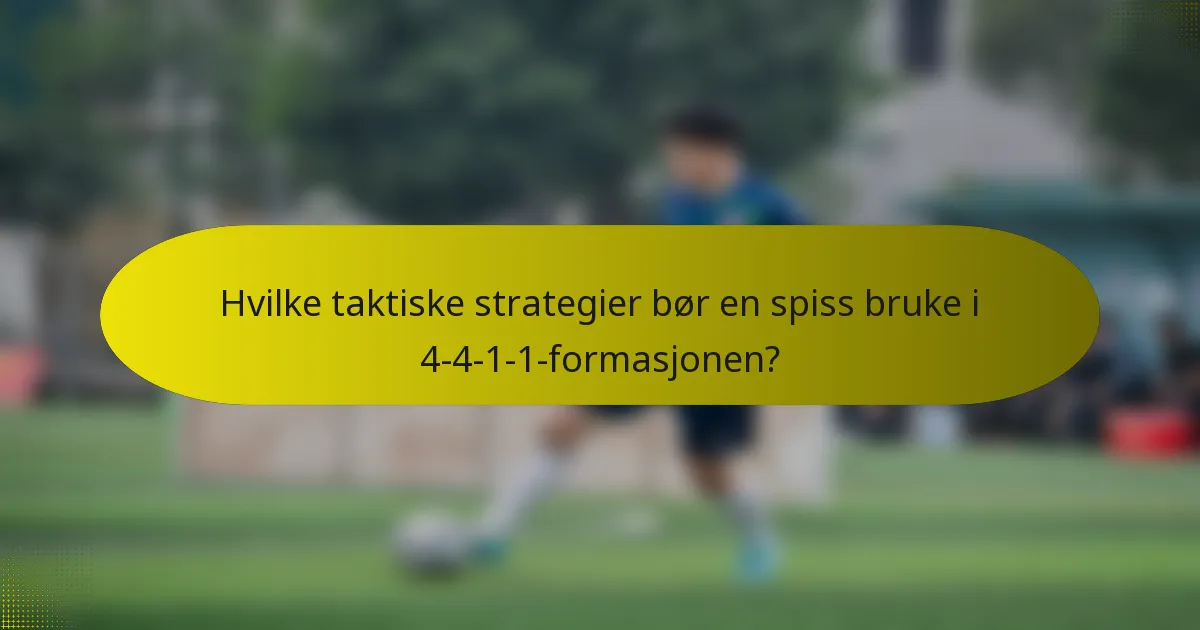 Hvilke taktiske strategier bør en spiss bruke i 4-4-1-1-formasjonen?